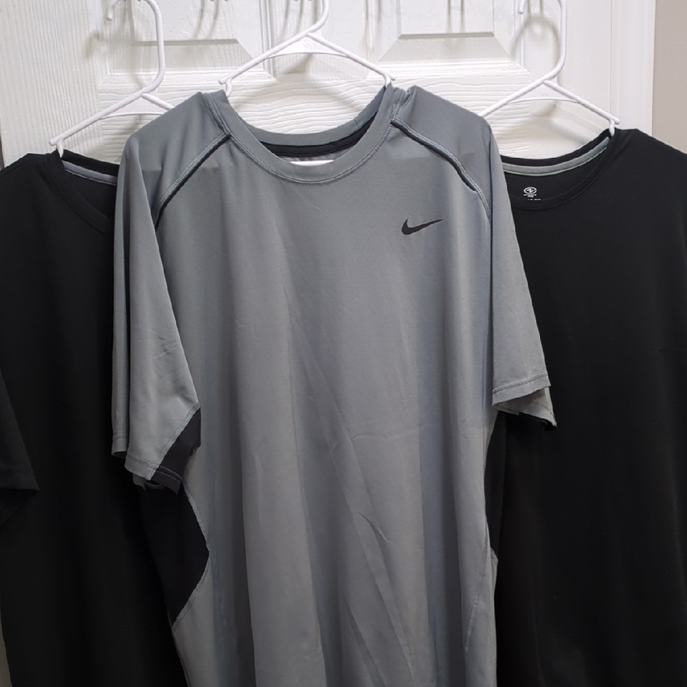 Nike Men's Gray and Black Short Sleeve Tee